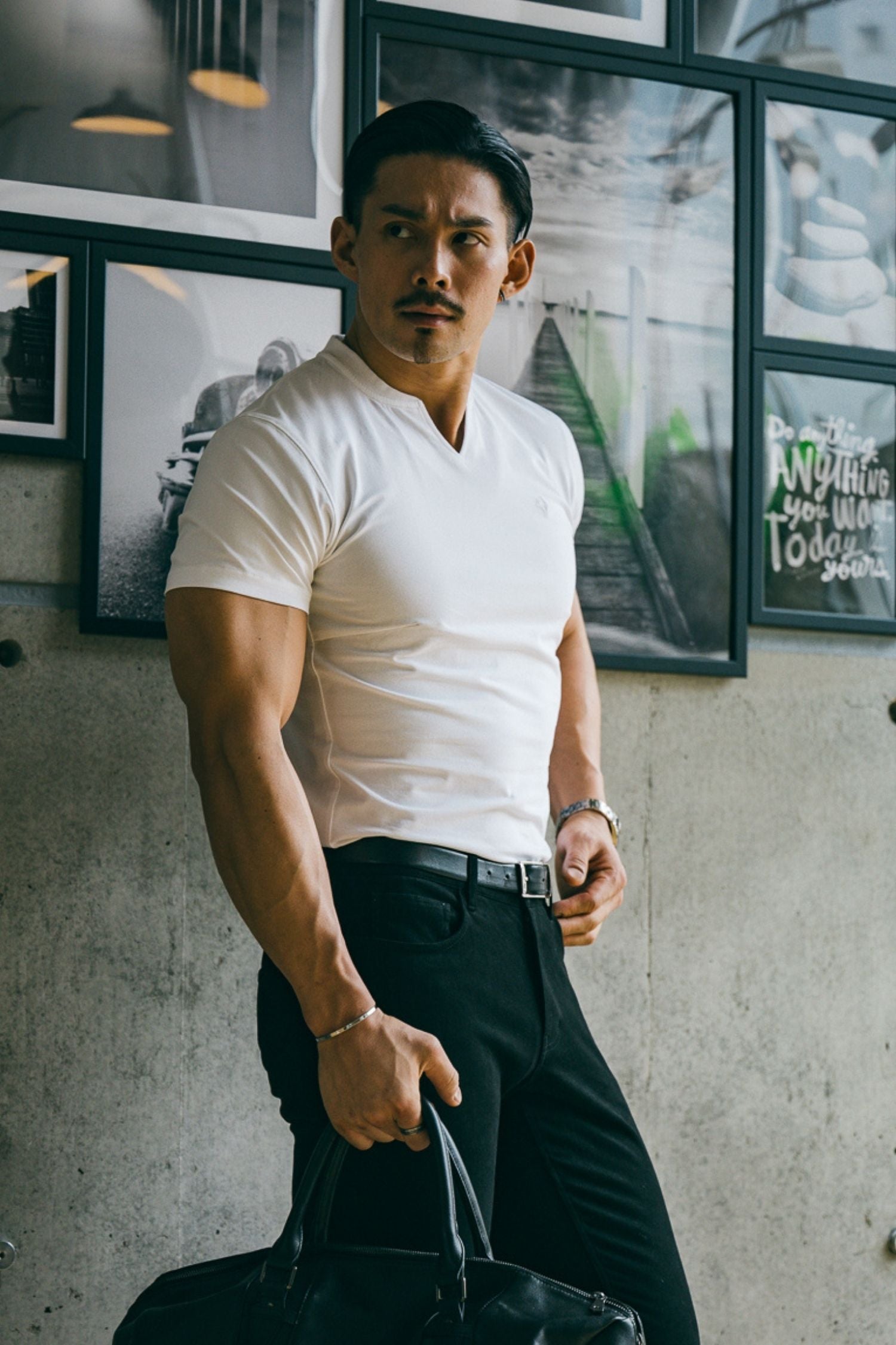 【NEW ARRIVAL】 エッジフォルム キーネック半袖T