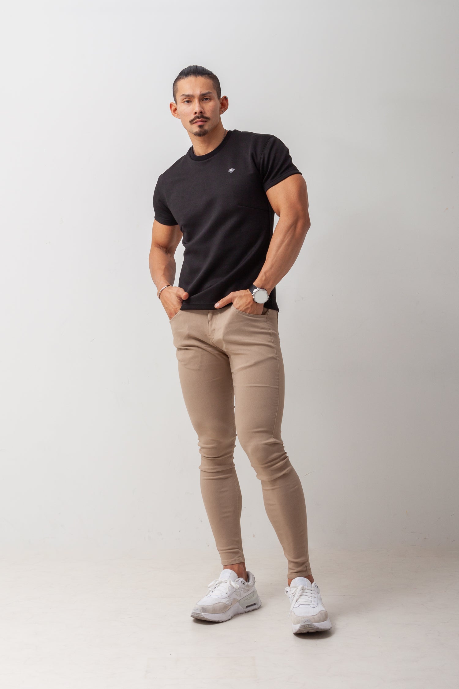 【カラダが自然に映える】 Bold Emblem Tee