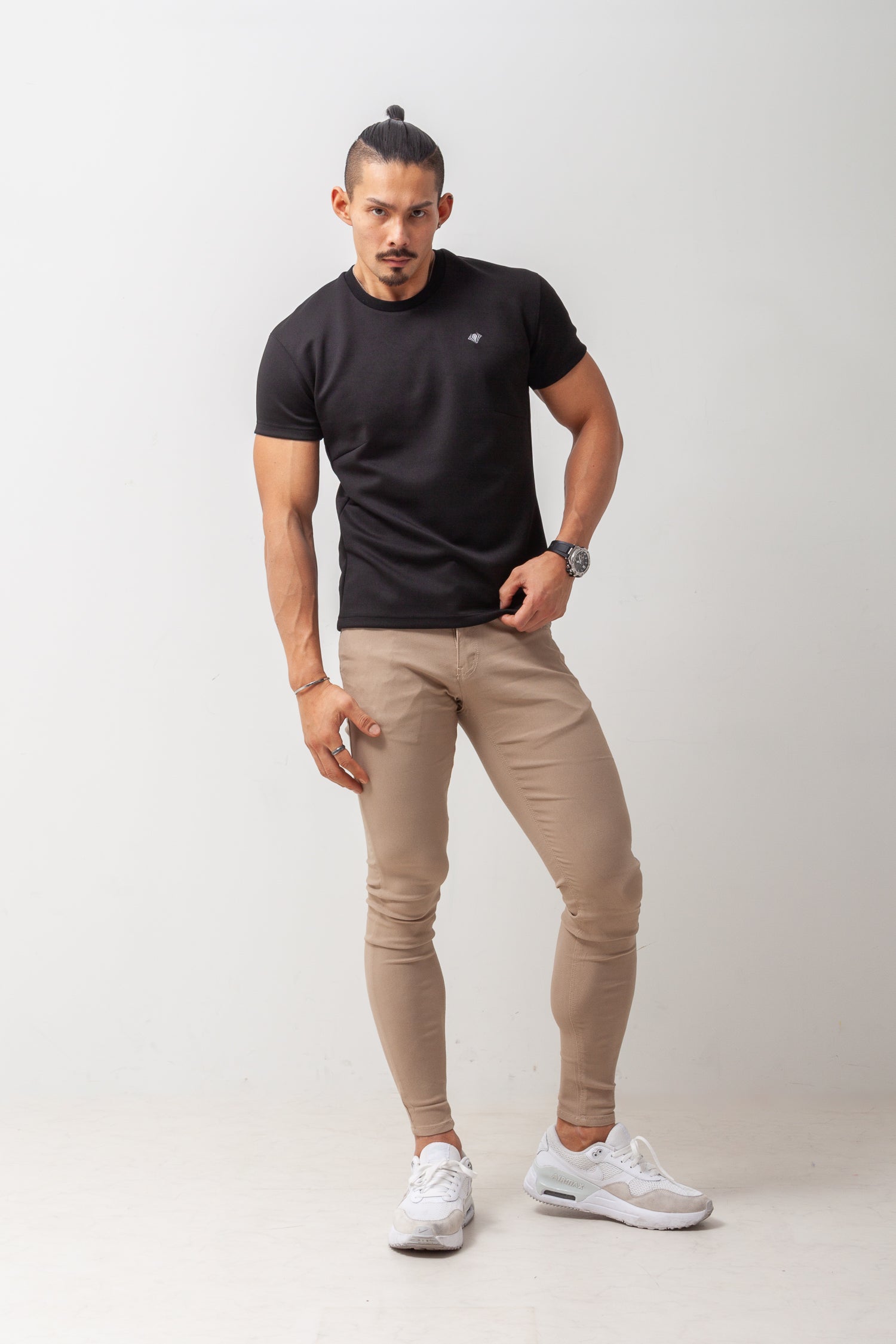 【カラダが自然に映える】 Bold Emblem Tee