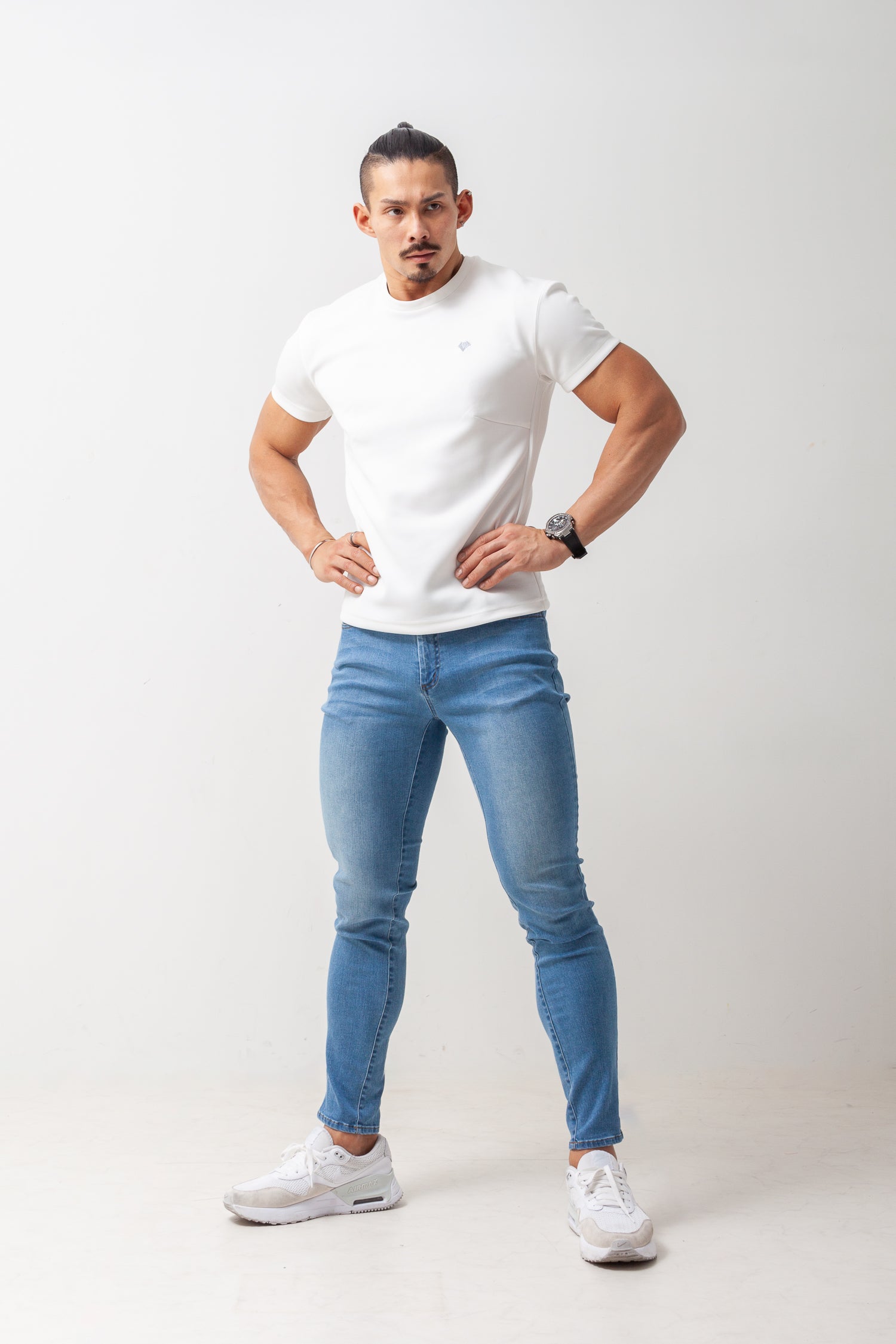 【カラダが自然に映える】 Bold Emblem Tee