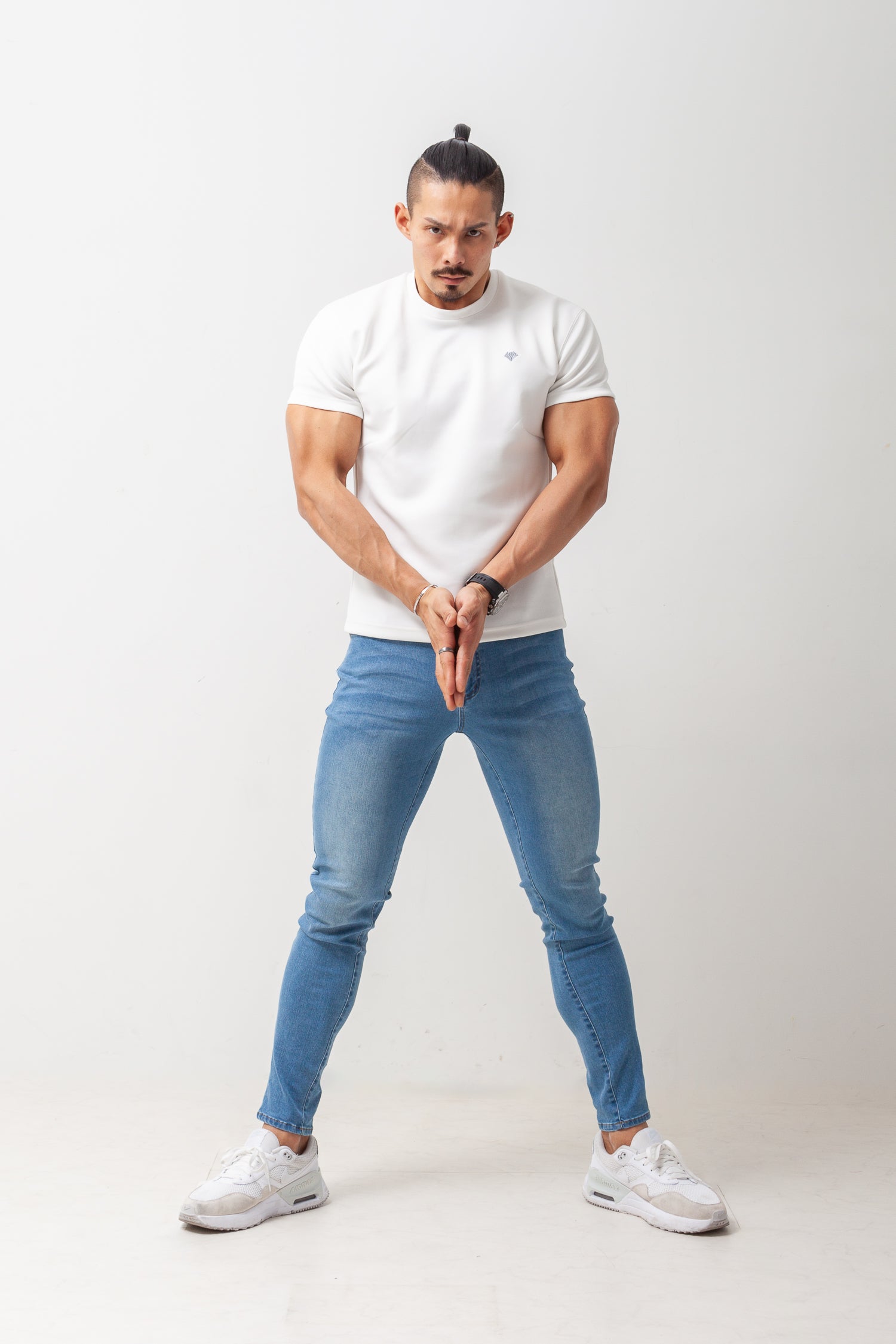 【カラダが自然に映える】 Bold Emblem Tee