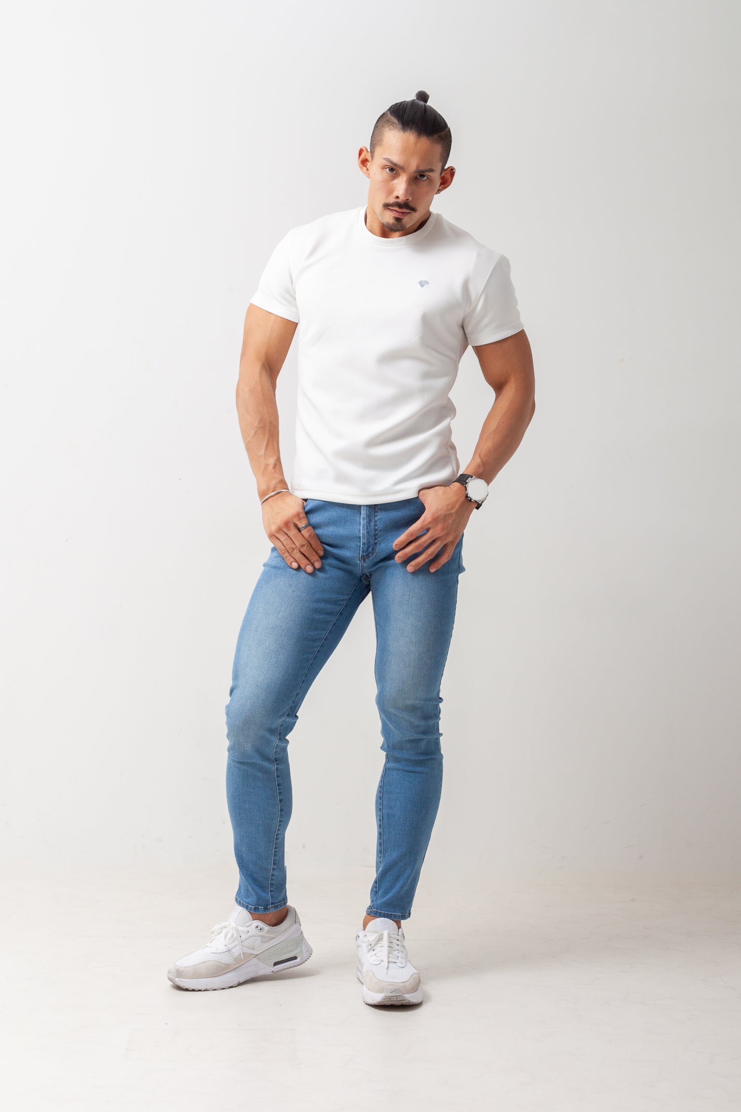 【カラダが自然に映える】 Bold Emblem Tee