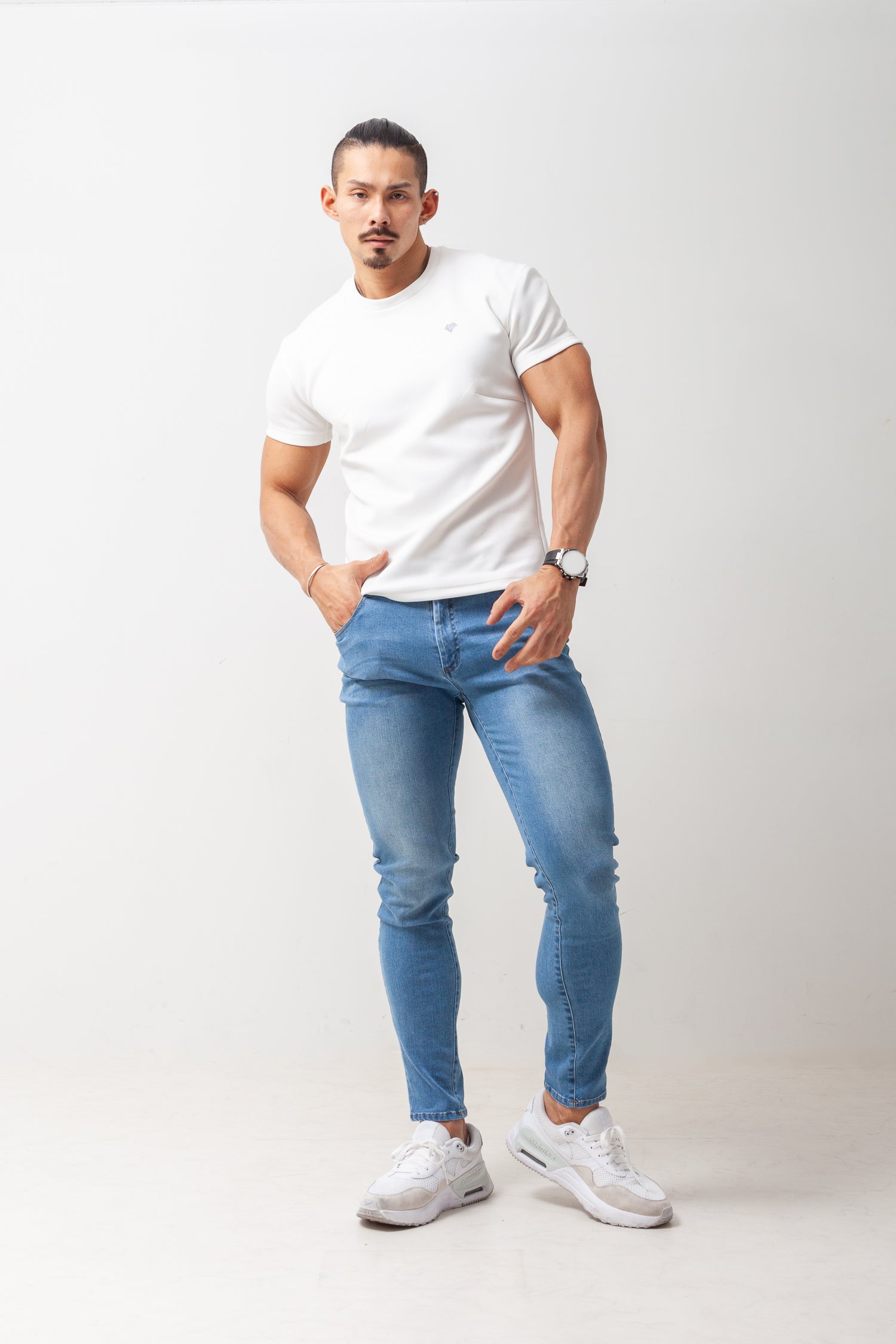 【カラダが自然に映える】 Bold Emblem Tee