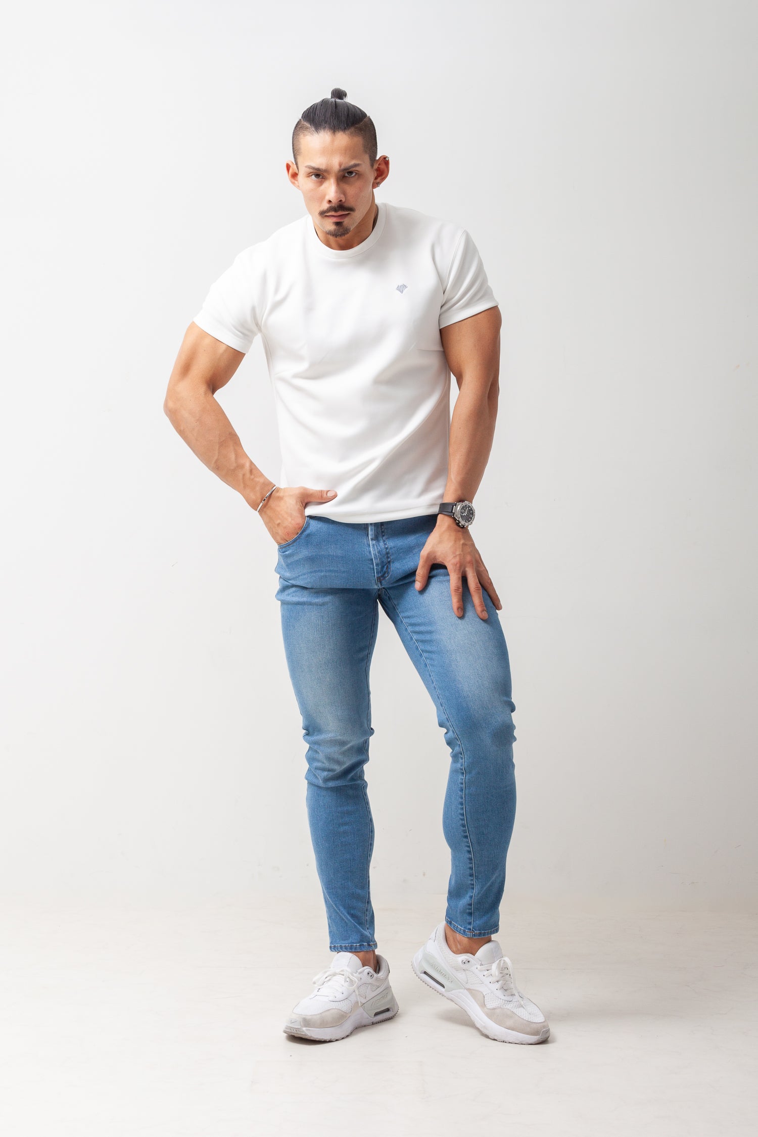 【カラダが自然に映える】 Bold Emblem Tee