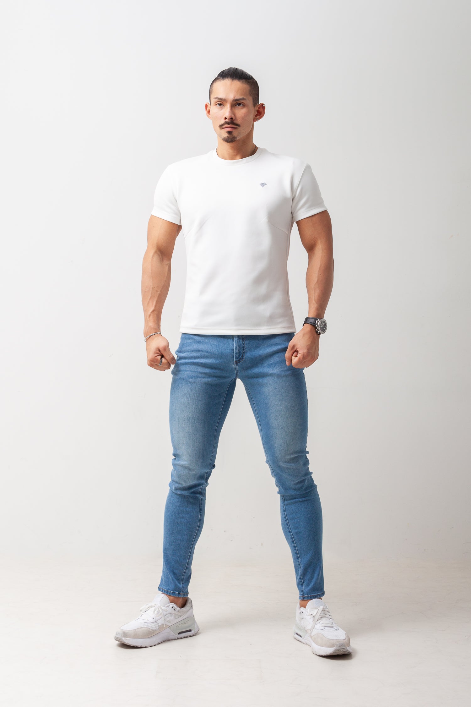 【カラダが自然に映える】 Bold Emblem Tee