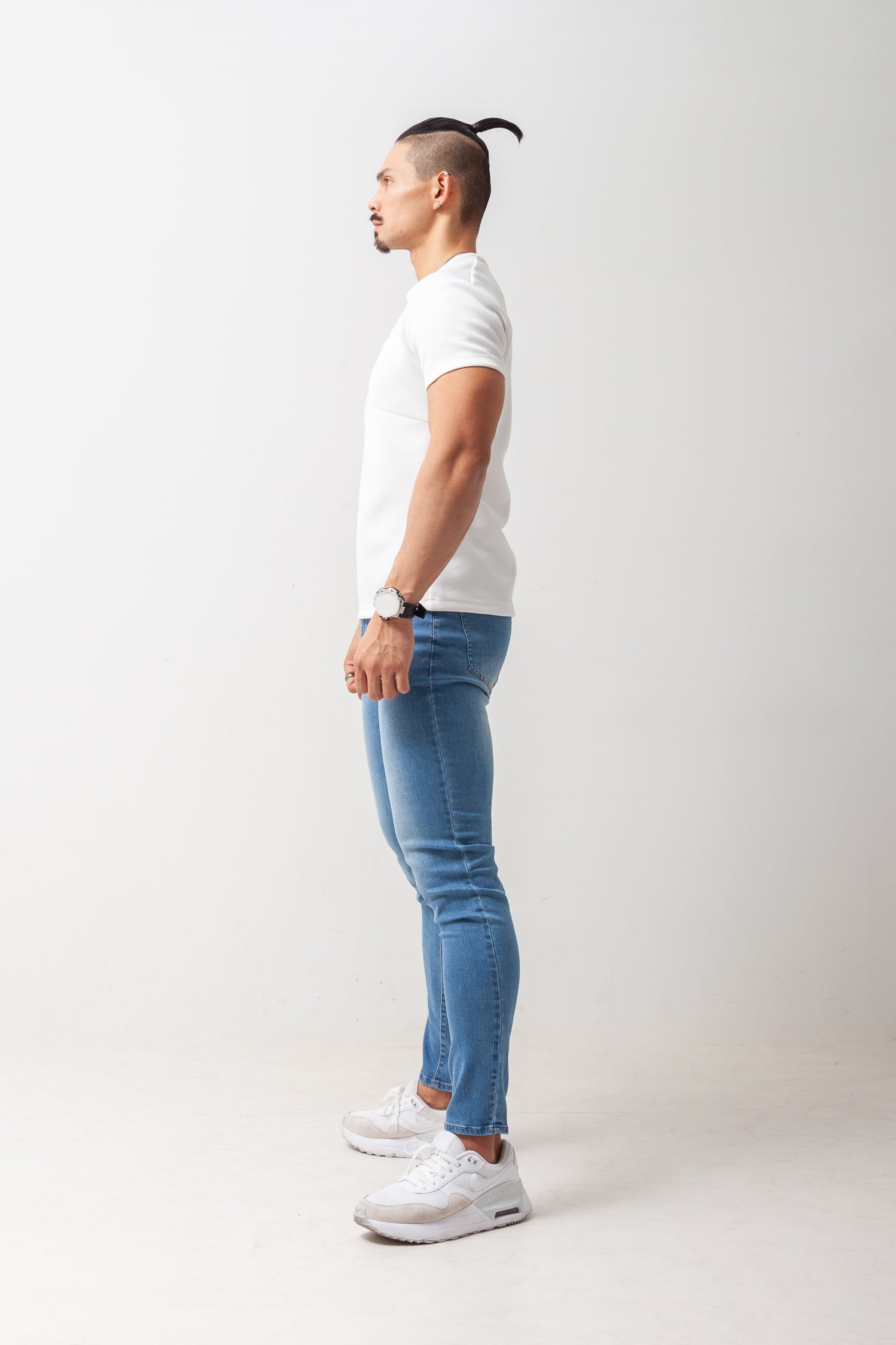 【カラダが自然に映える】 Bold Emblem Tee