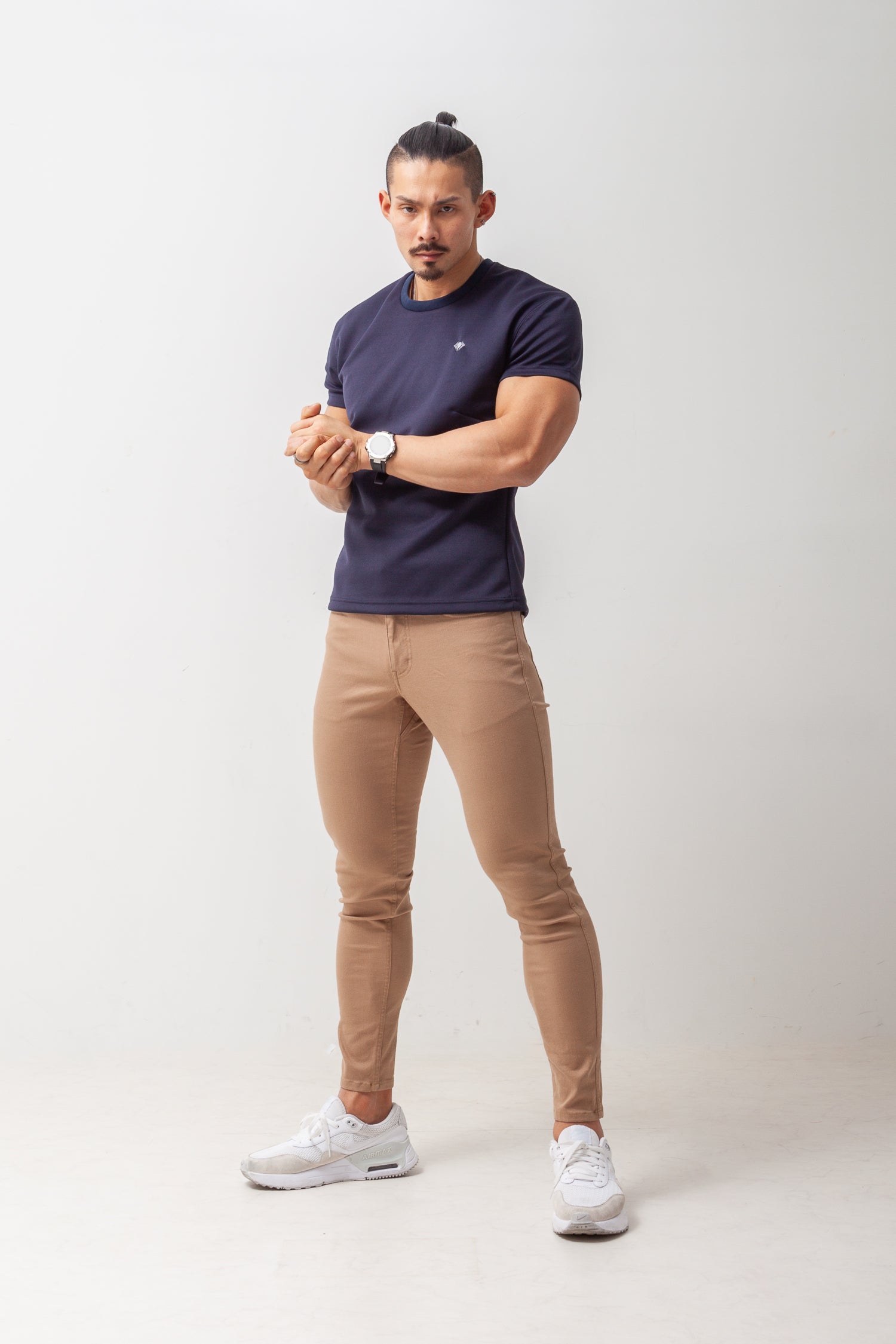 【カラダが自然に映える】 Bold Emblem Tee