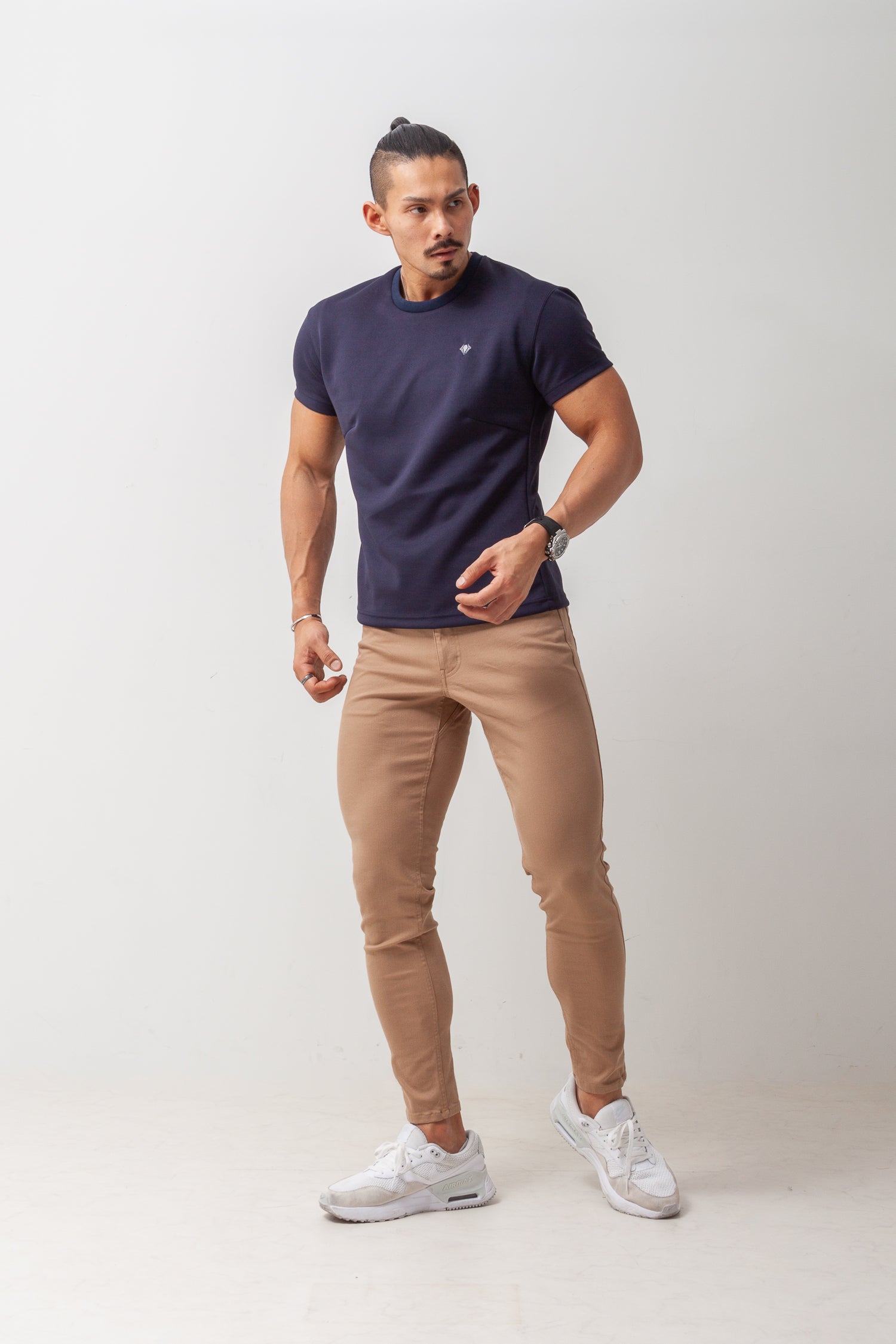 【カラダが自然に映える】 Bold Emblem Tee