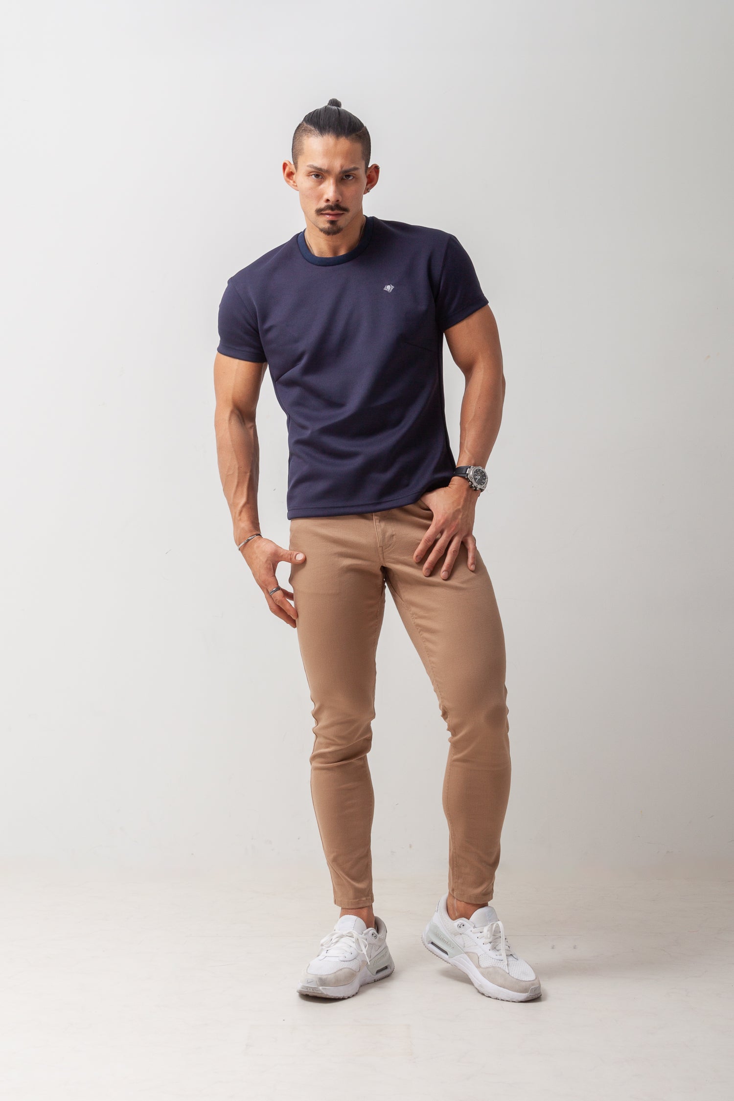 【カラダが自然に映える】 Bold Emblem Tee