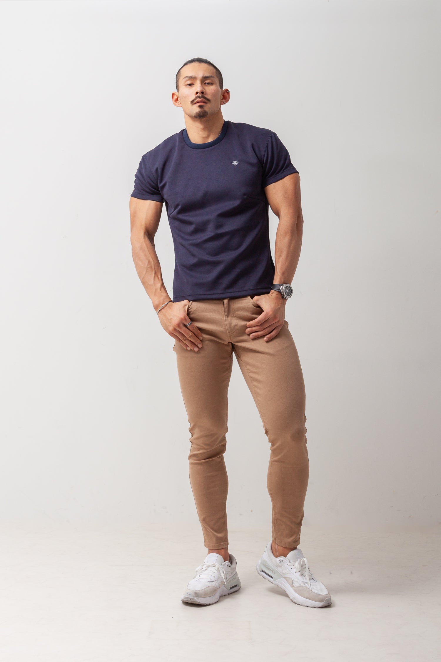 【カラダが自然に映える】 Bold Emblem Tee