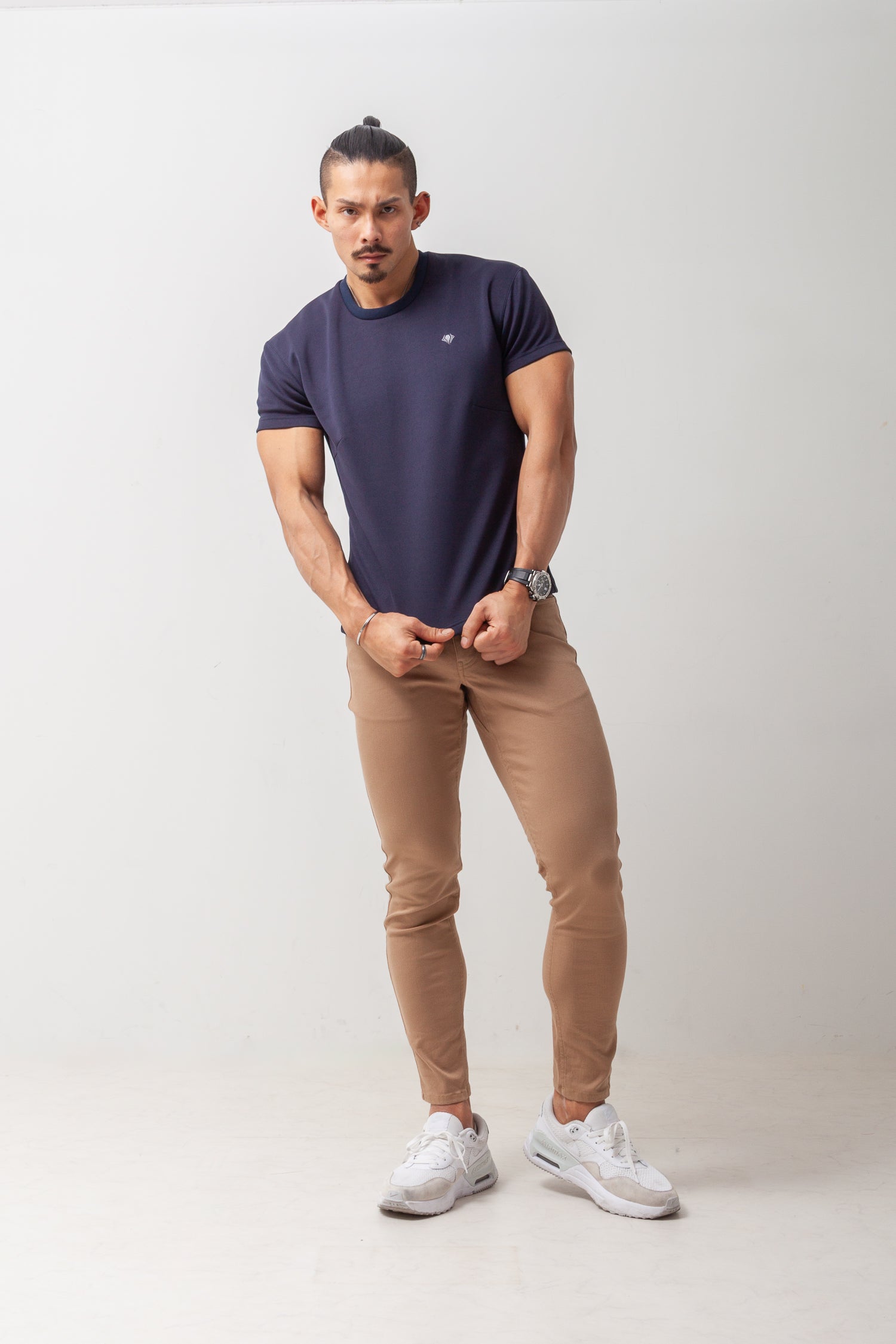 【カラダが自然に映える】 Bold Emblem Tee