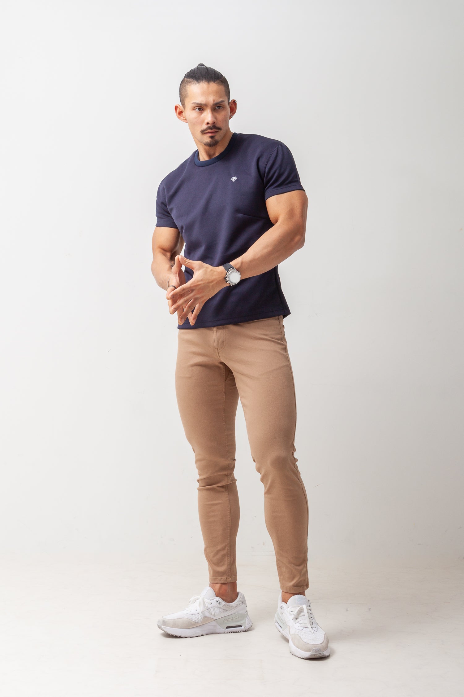 【カラダが自然に映える】 Bold Emblem Tee