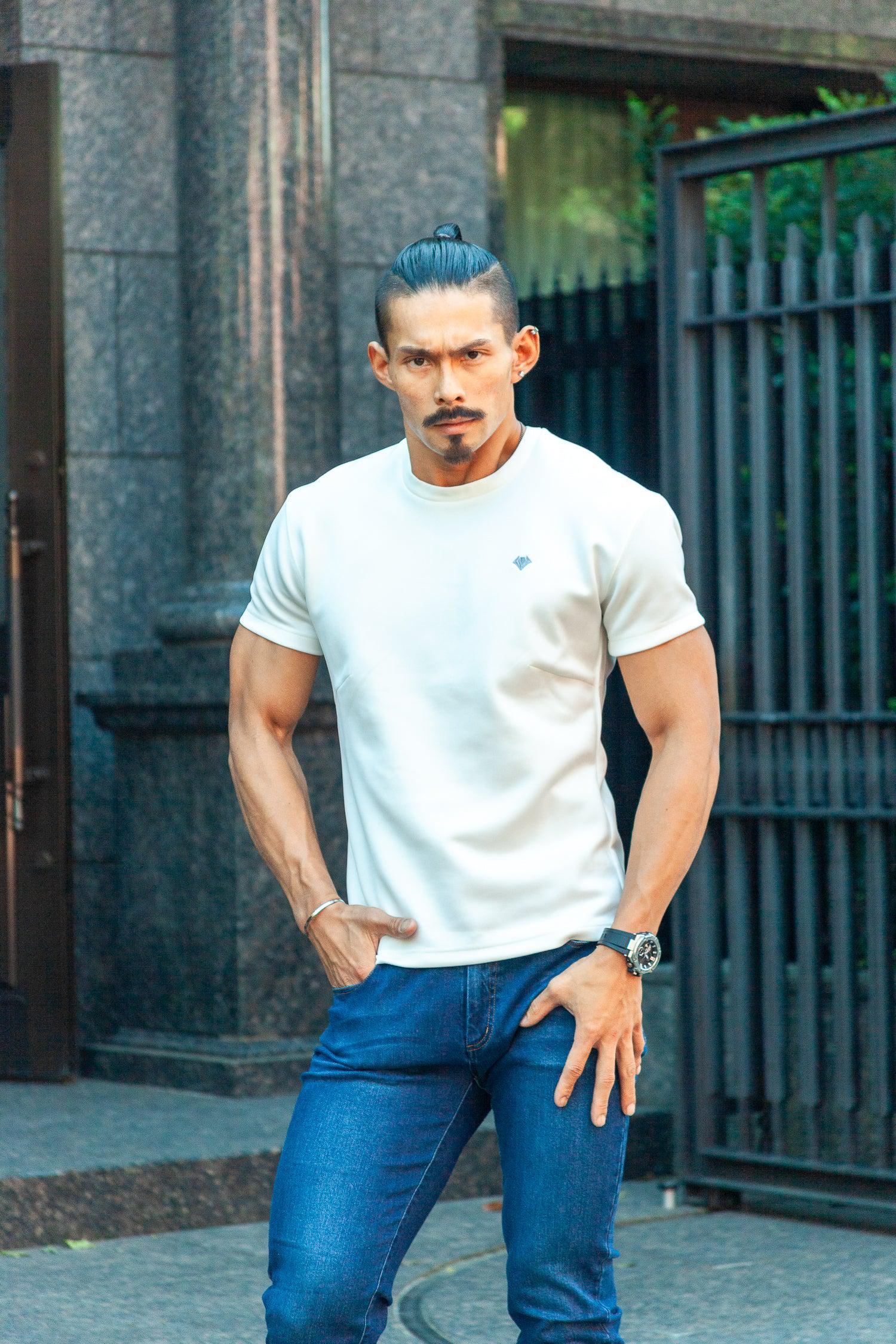 【カラダが自然に映える】 Bold Emblem Tee