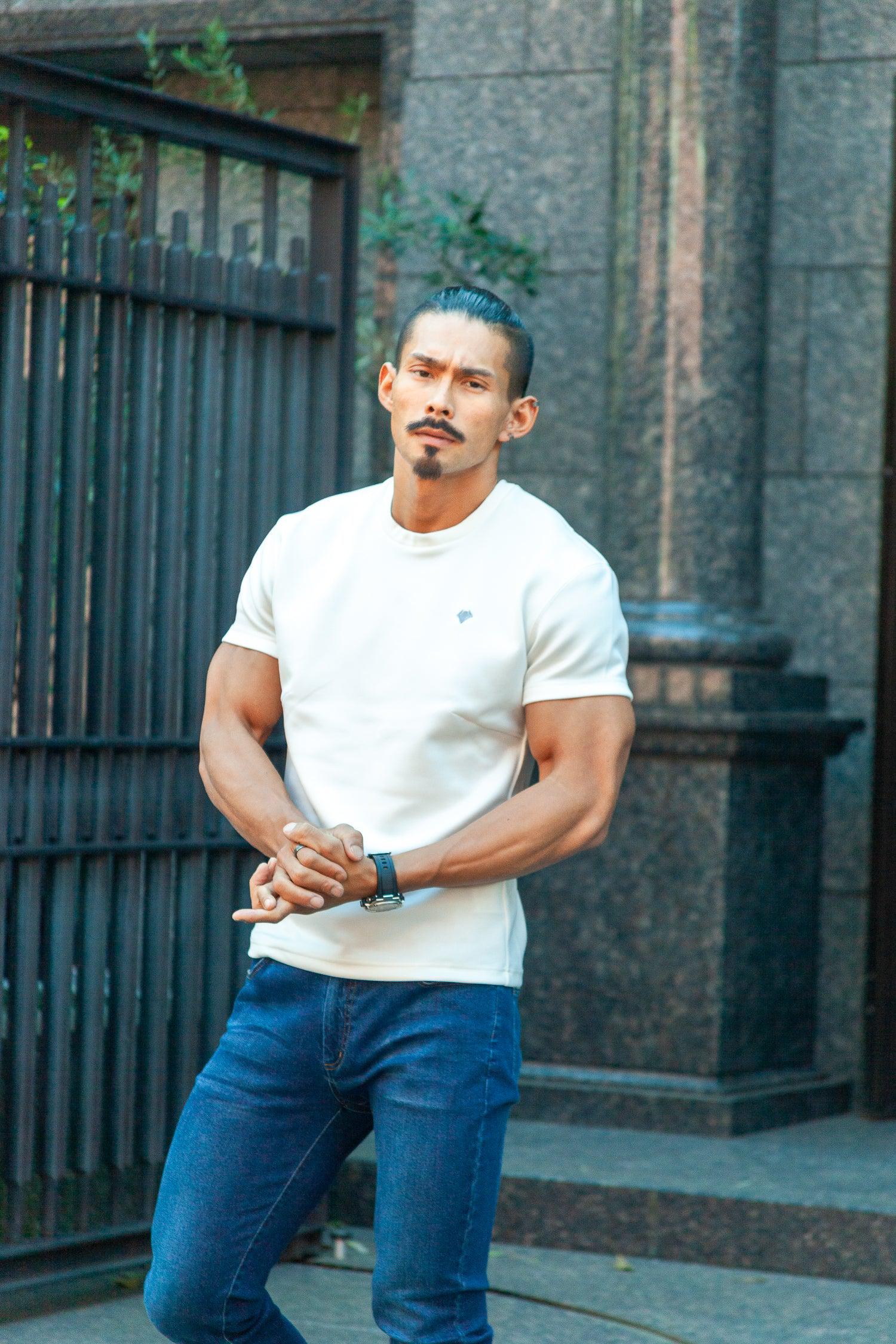 【カラダが自然に映える】 Bold Emblem Tee