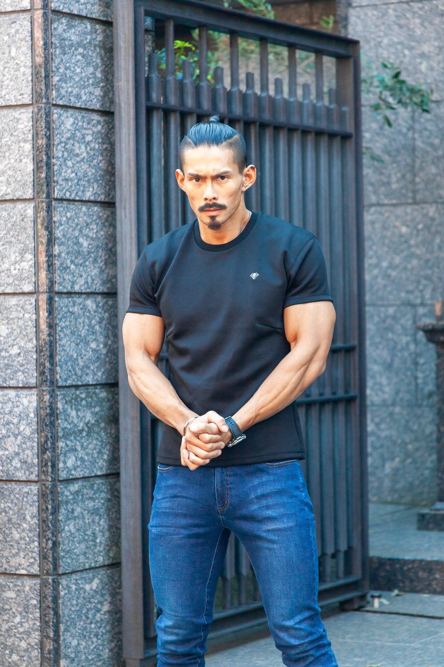 【カラダが自然に映える】 Bold Emblem Tee