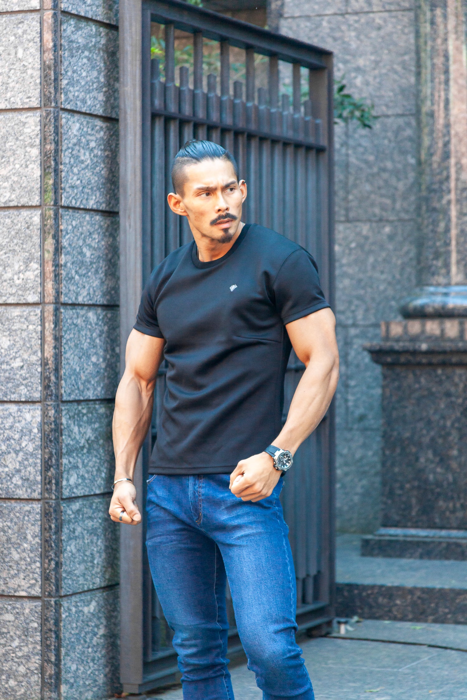 【カラダが自然に映える】 Bold Emblem Tee