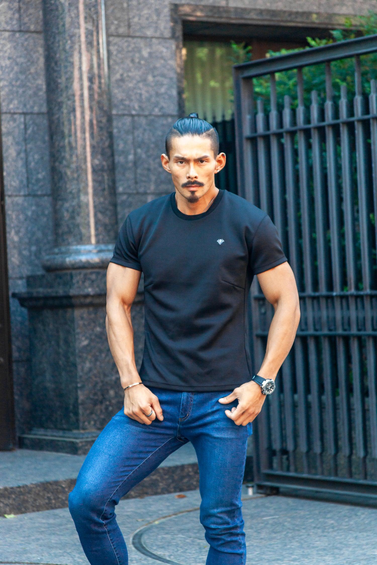 【カラダが自然に映える】 Bold Emblem Tee