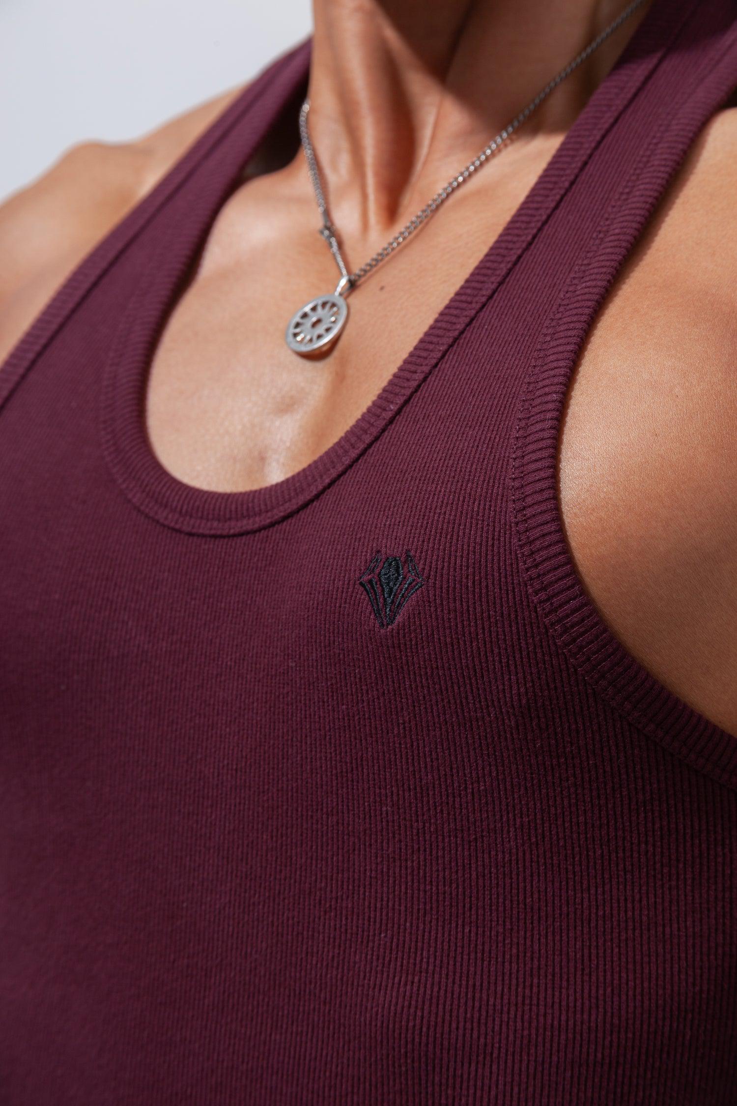 《在庫XL以上のみ》 《サイズ交換不可》 Rib Emblem Y-Tank - BORDEAUX