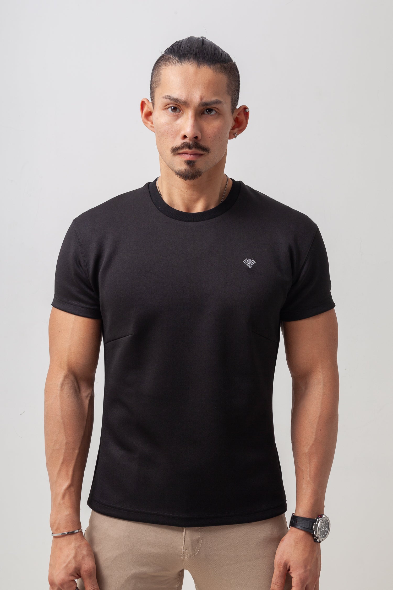 【カラダが自然に映える】 Bold Emblem Tee