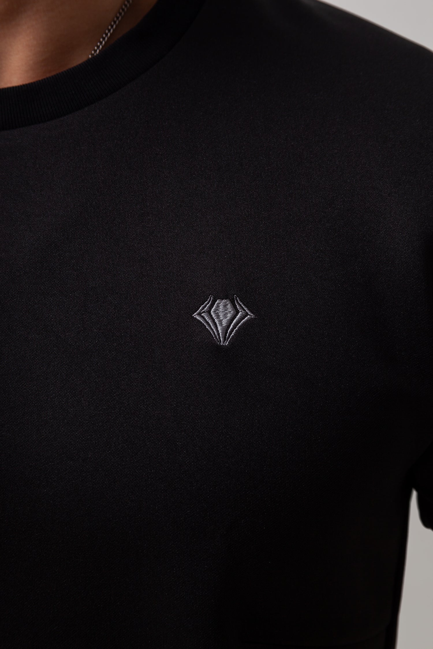 【カラダが自然に映える】 Bold Emblem Tee