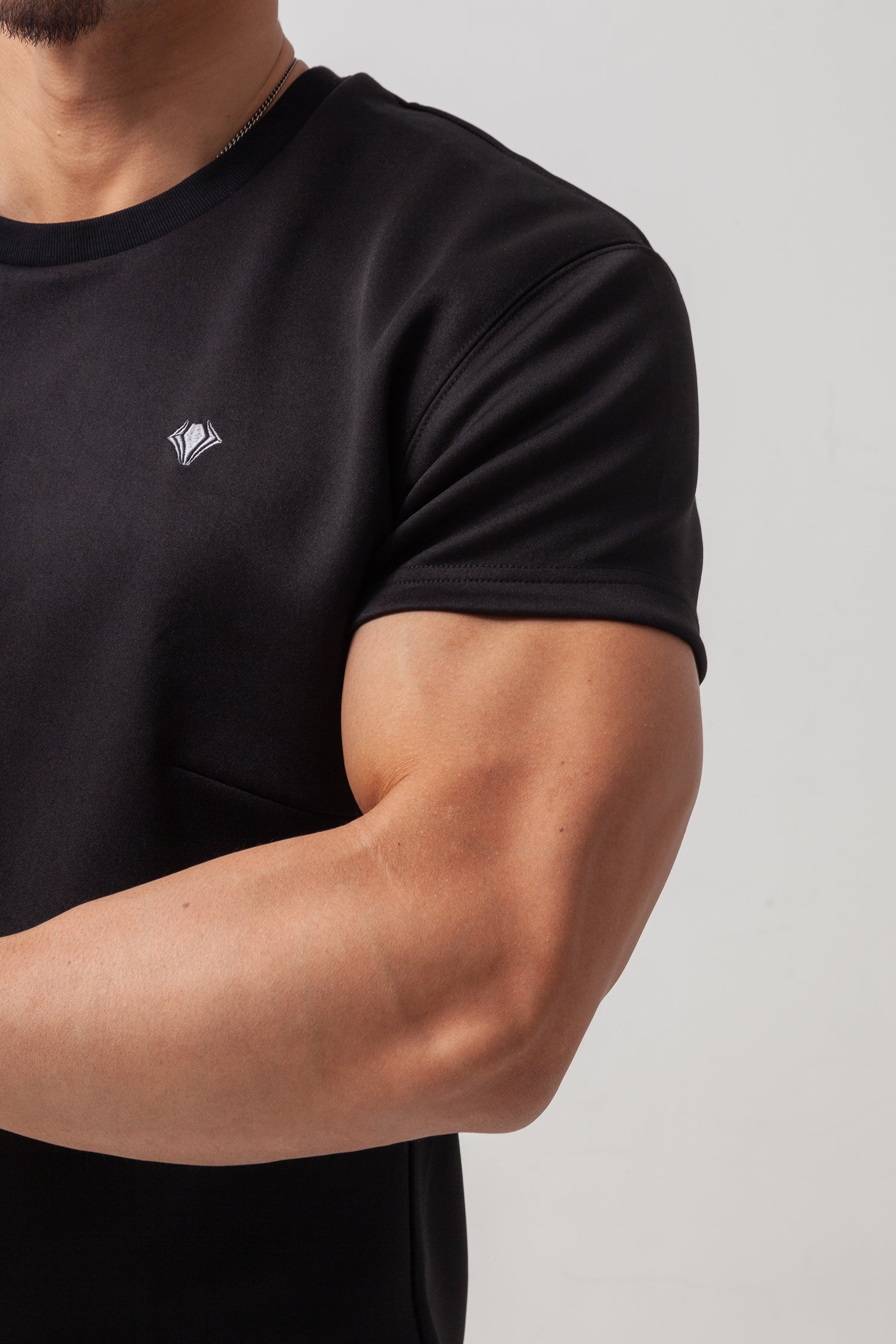 【カラダが自然に映える】 Bold Emblem Tee