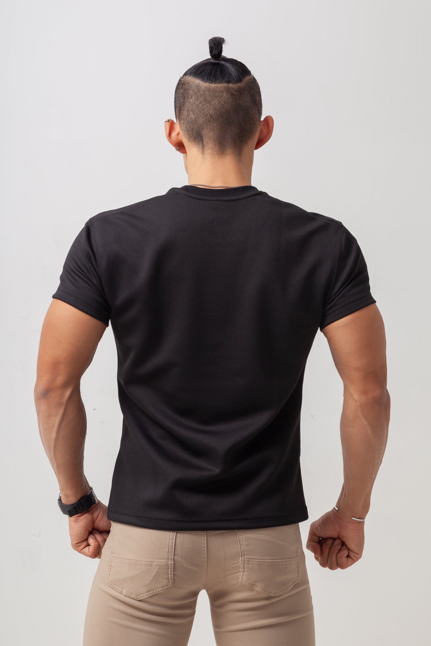 【カラダが自然に映える】 Bold Emblem Tee