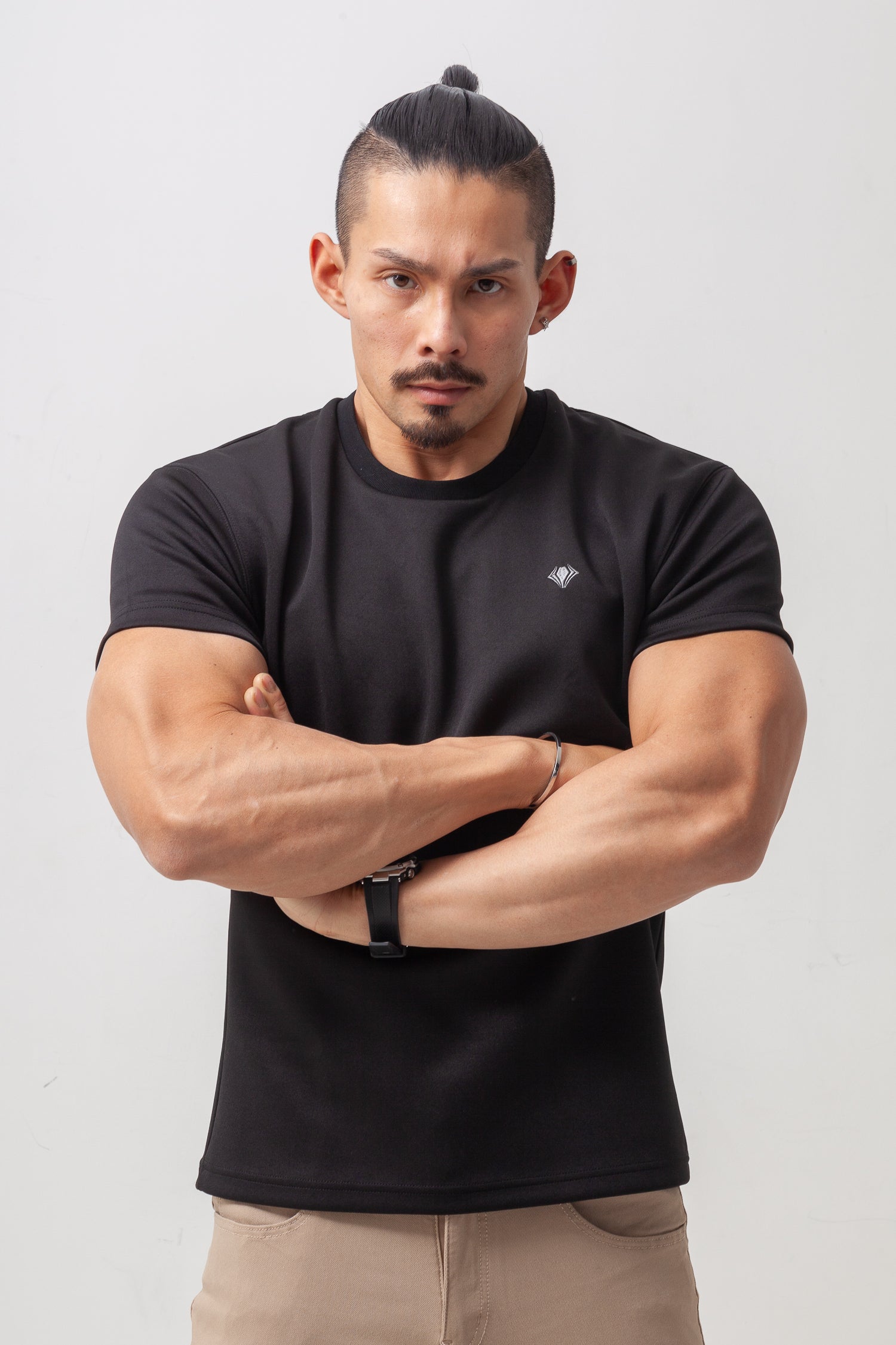 【カラダが自然に映える】 Bold Emblem Tee