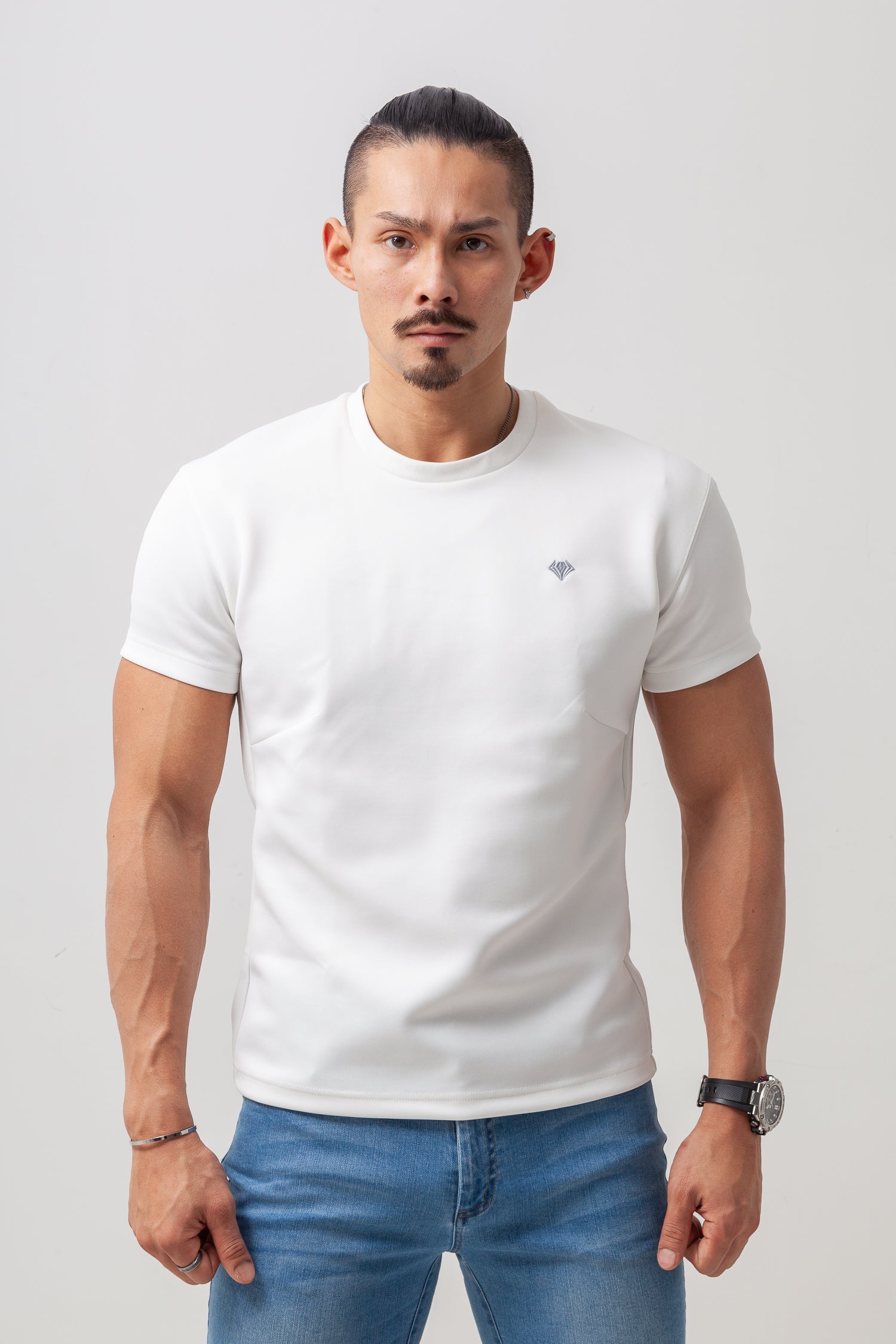 【カラダが自然に映える】 Bold Emblem Tee