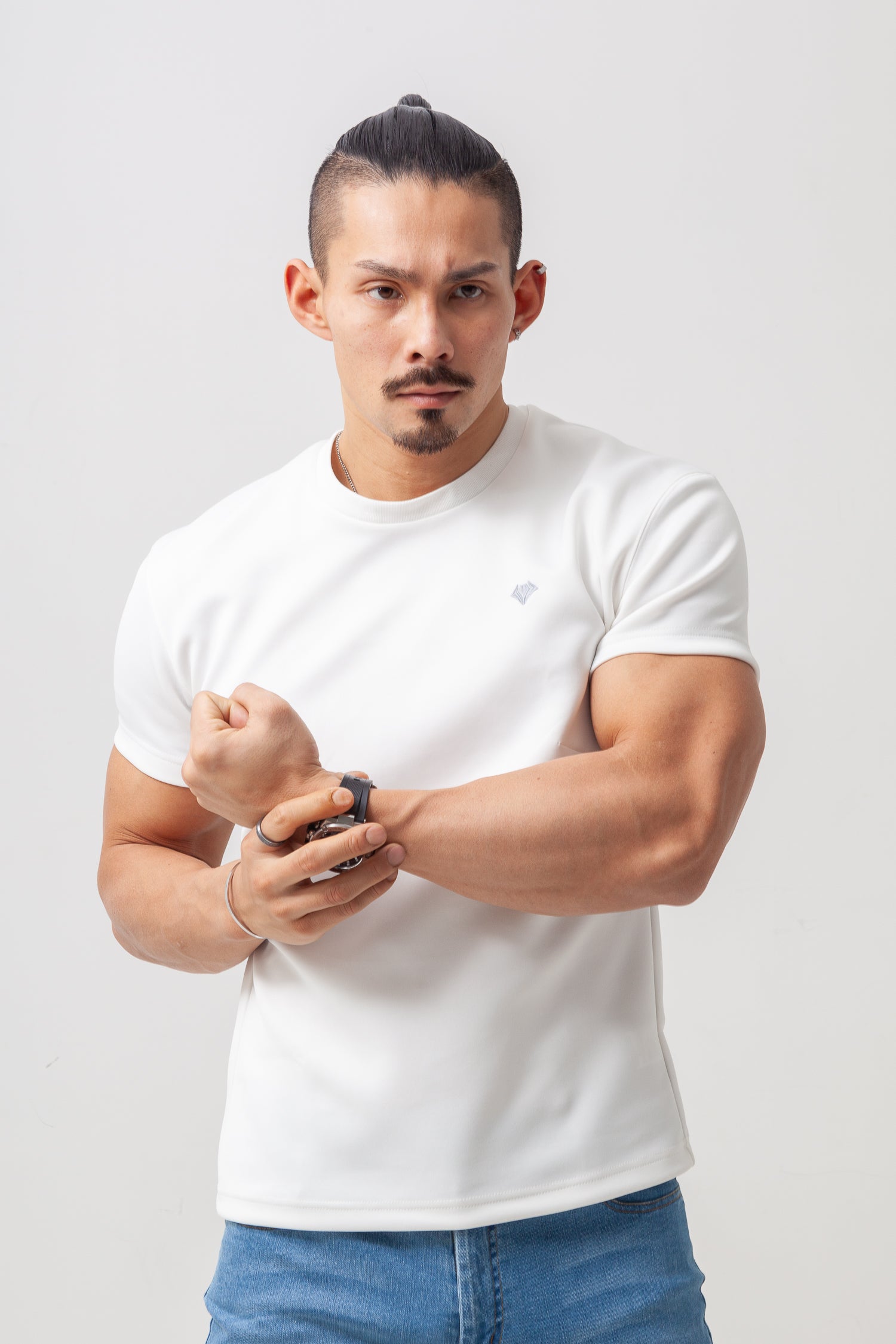 【カラダが自然に映える】 Bold Emblem Tee