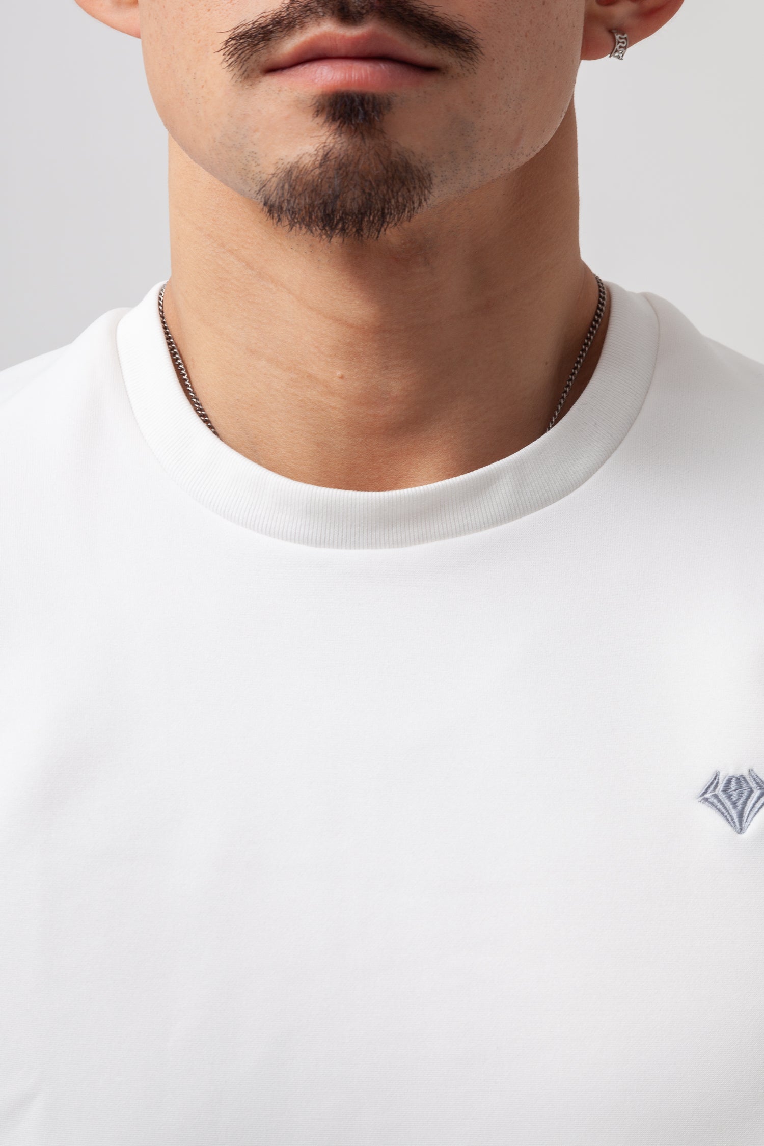 【カラダが自然に映える】 Bold Emblem Tee