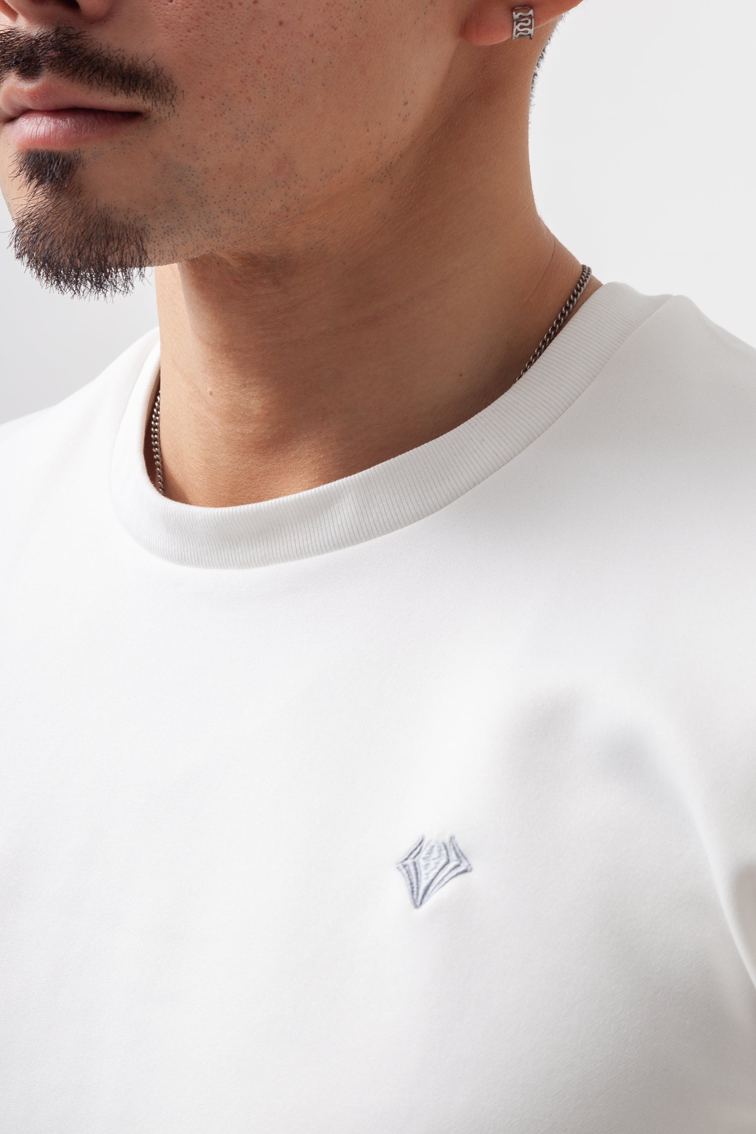 【カラダが自然に映える】 Bold Emblem Tee