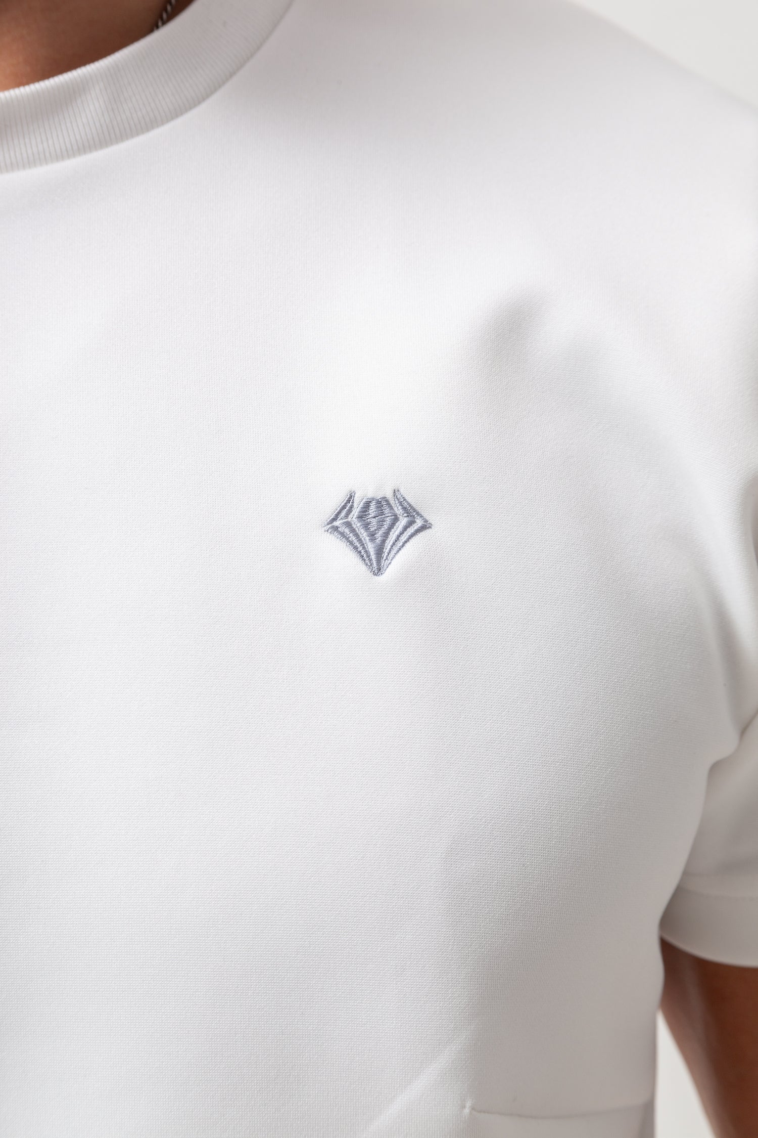 【カラダが自然に映える】 Bold Emblem Tee