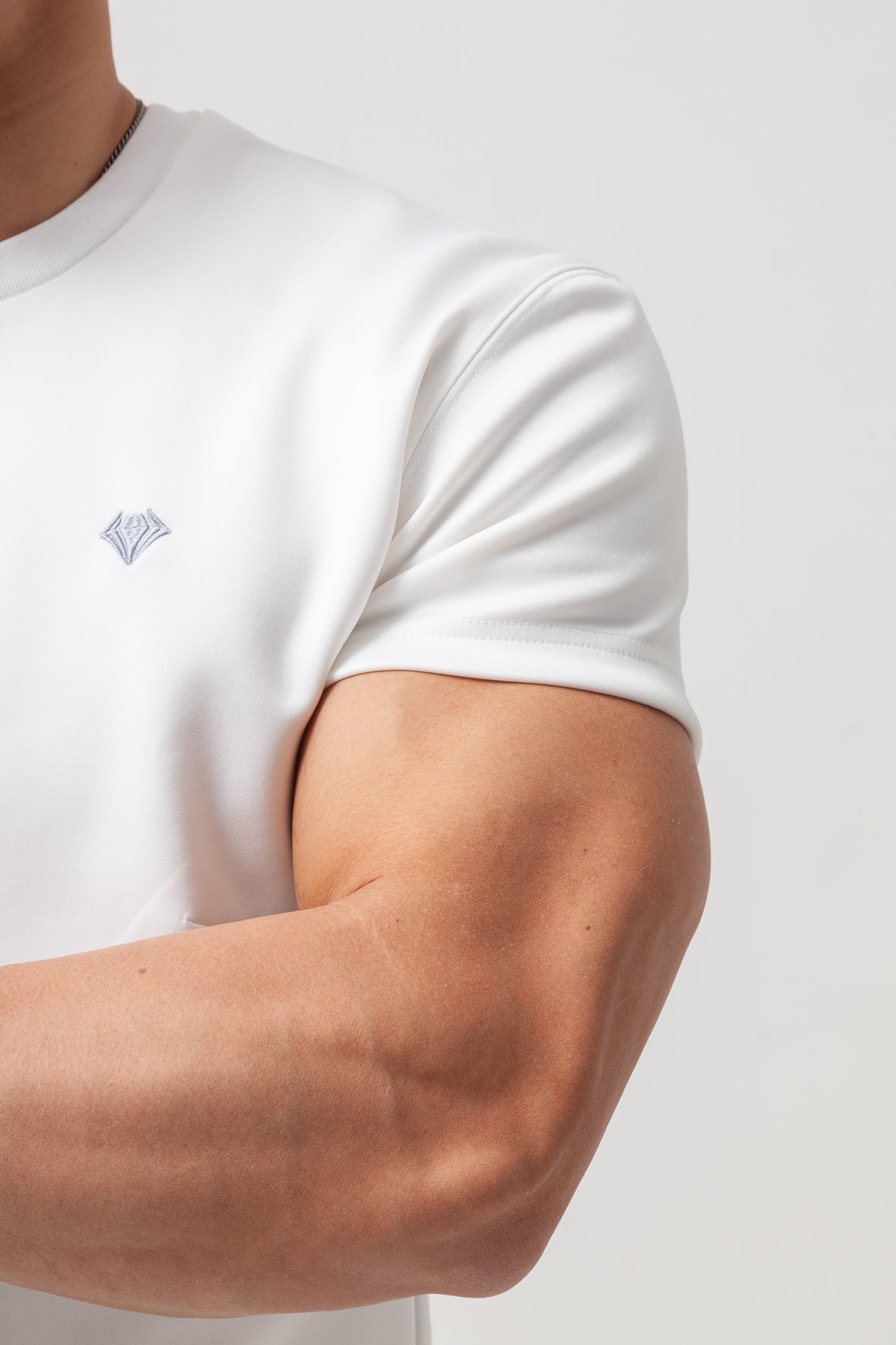 【カラダが自然に映える】 Bold Emblem Tee