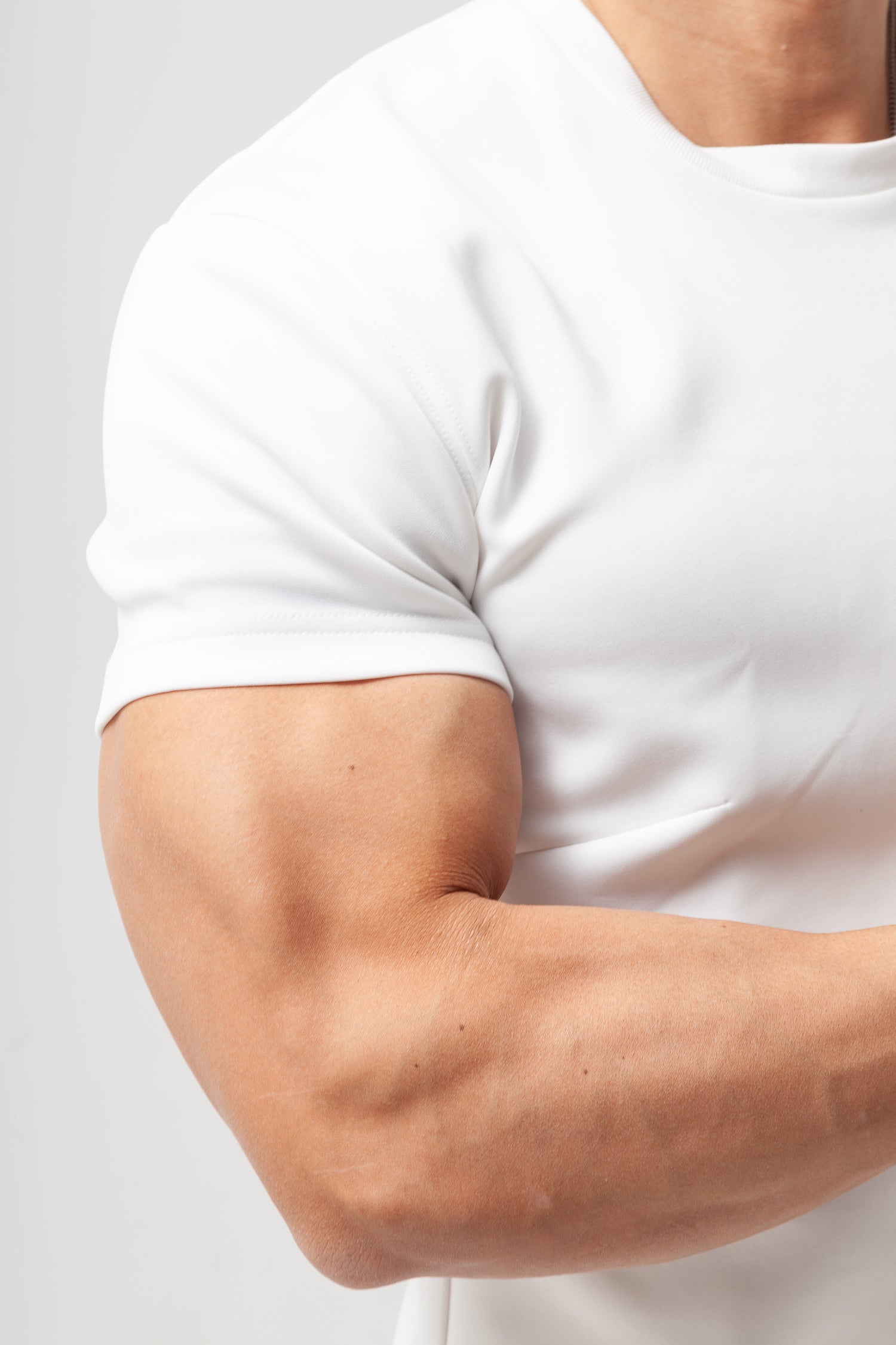 【カラダが自然に映える】 Bold Emblem Tee