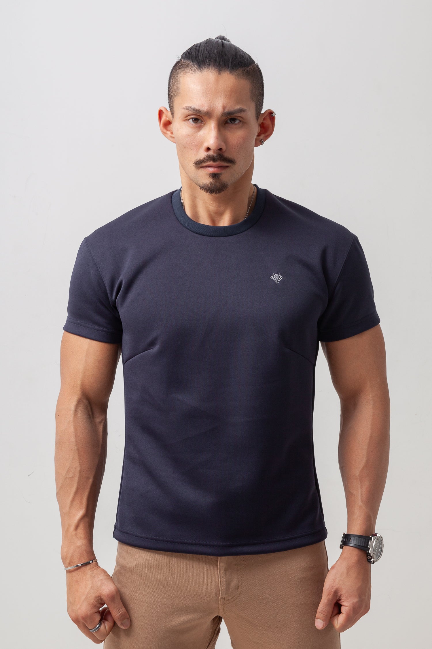 【カラダが自然に映える】 Bold Emblem Tee