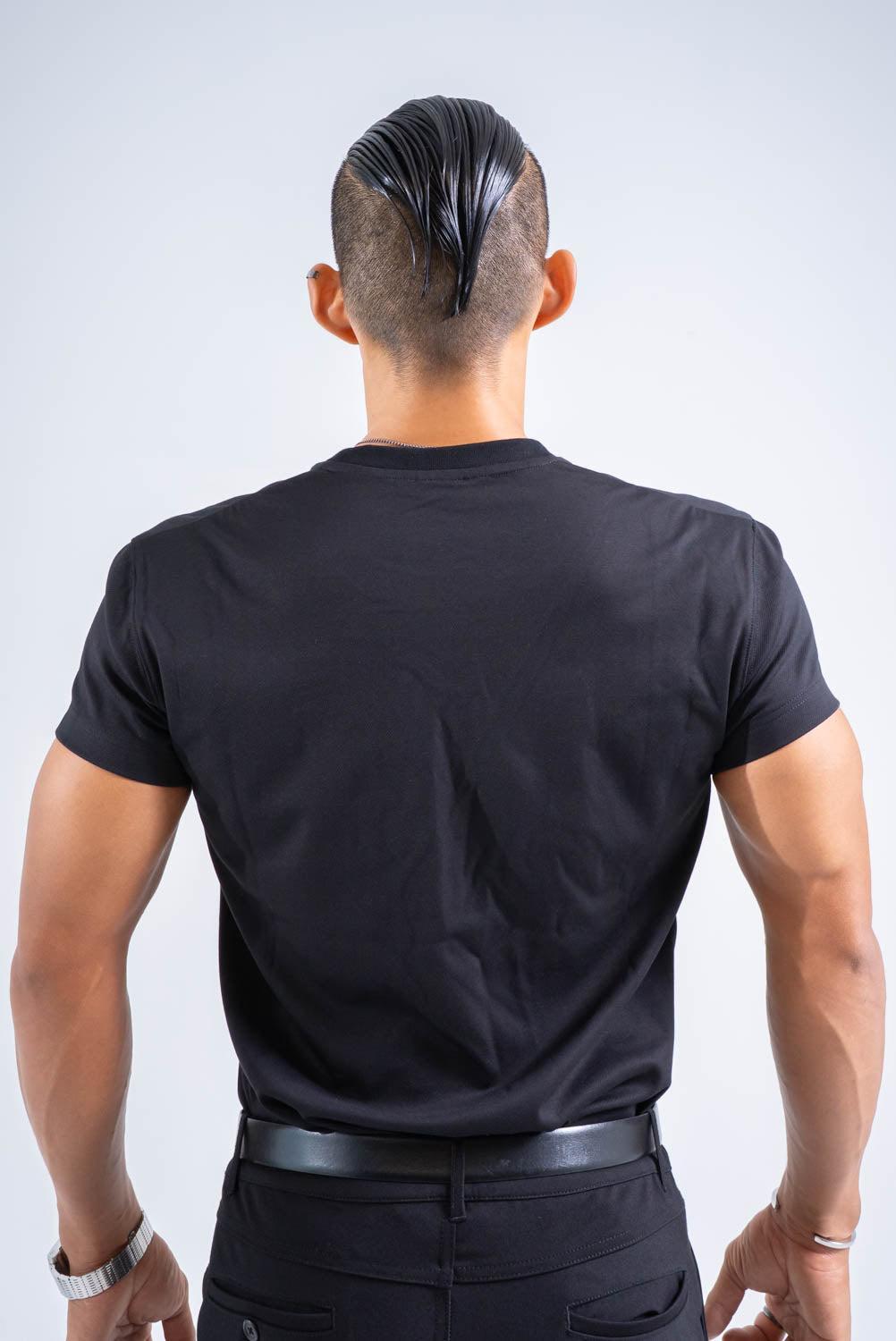 【NEW】 シャドウエンブレムTシャツ - Vネック