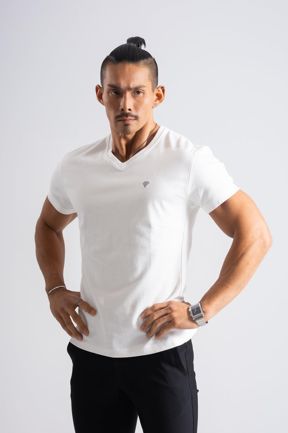 【NEW】  エンブレムVネックTシャツ