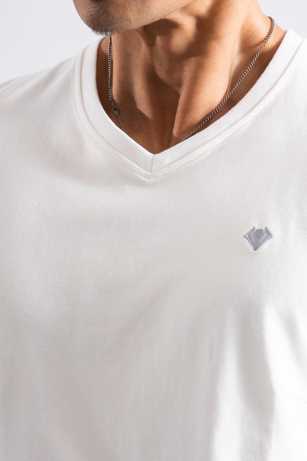 【NEW】  エンブレムVネックTシャツ