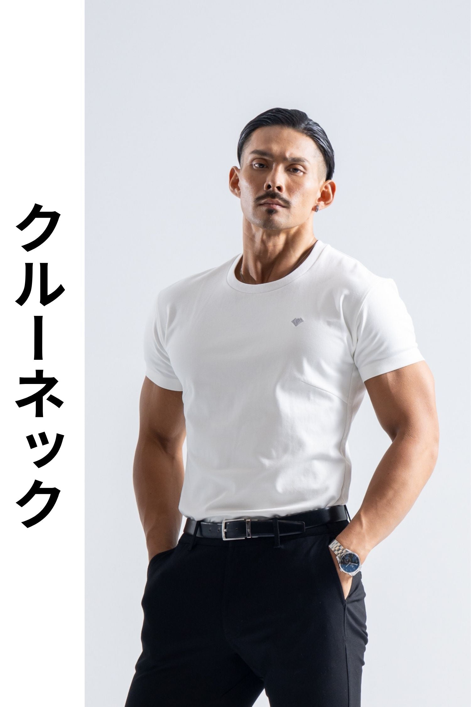 エンブレムTシャツ   - ホワイト