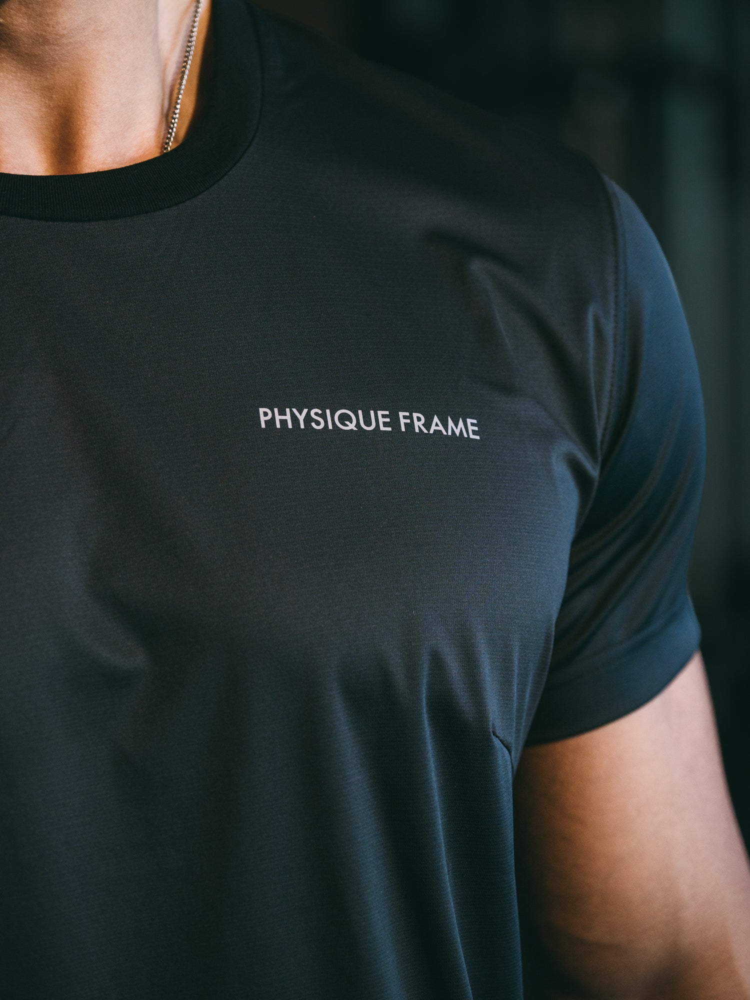 【NEW ARRIVAL】   ドライストレッチ   リフレクターロゴT   （左胸PHYSIQUE FRAMEロゴ）