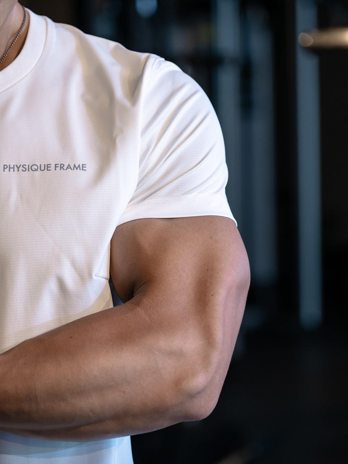 【NEW ARRIVAL】   ドライストレッチ   リフレクターロゴT   （左胸PHYSIQUE FRAMEロゴ）