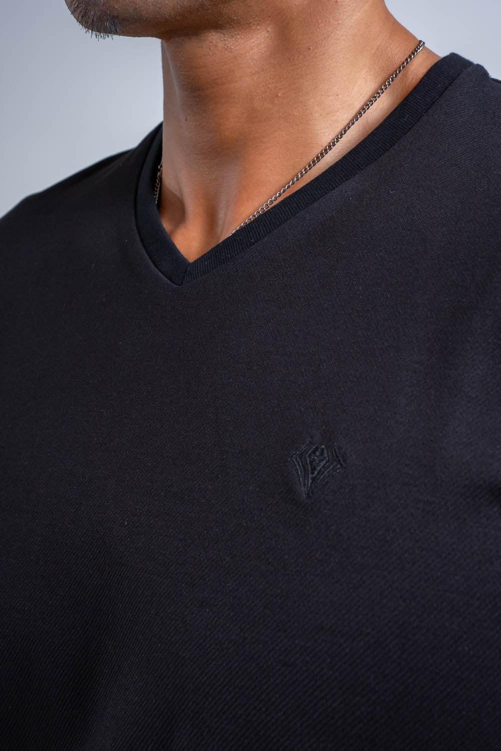 【NEW】  シャドウエンブレムTシャツ - Vネック