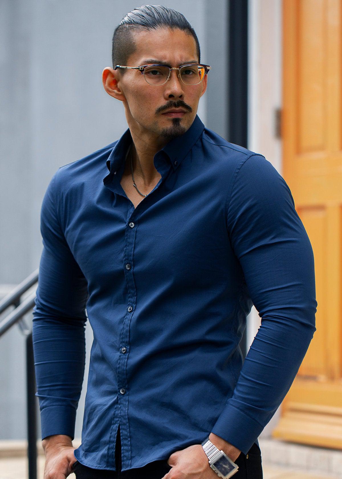 紺の長袖シャツを着た男性
