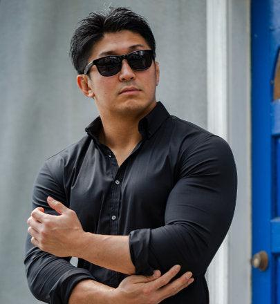 黒の長袖シャツを着た男性