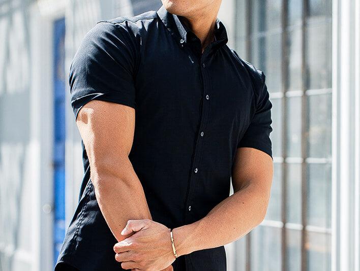 黒の半袖シャツを着た男性